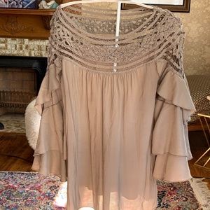 Esley ruffle tiered arm swing‎ top. Worn twice.